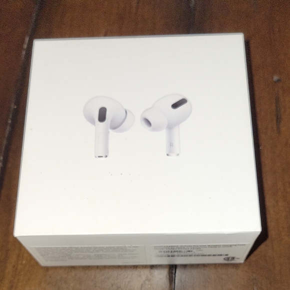 APPLE AIRPODSWITH CHARGING CASE WERE USED A FEW TIMES LIKE NEW